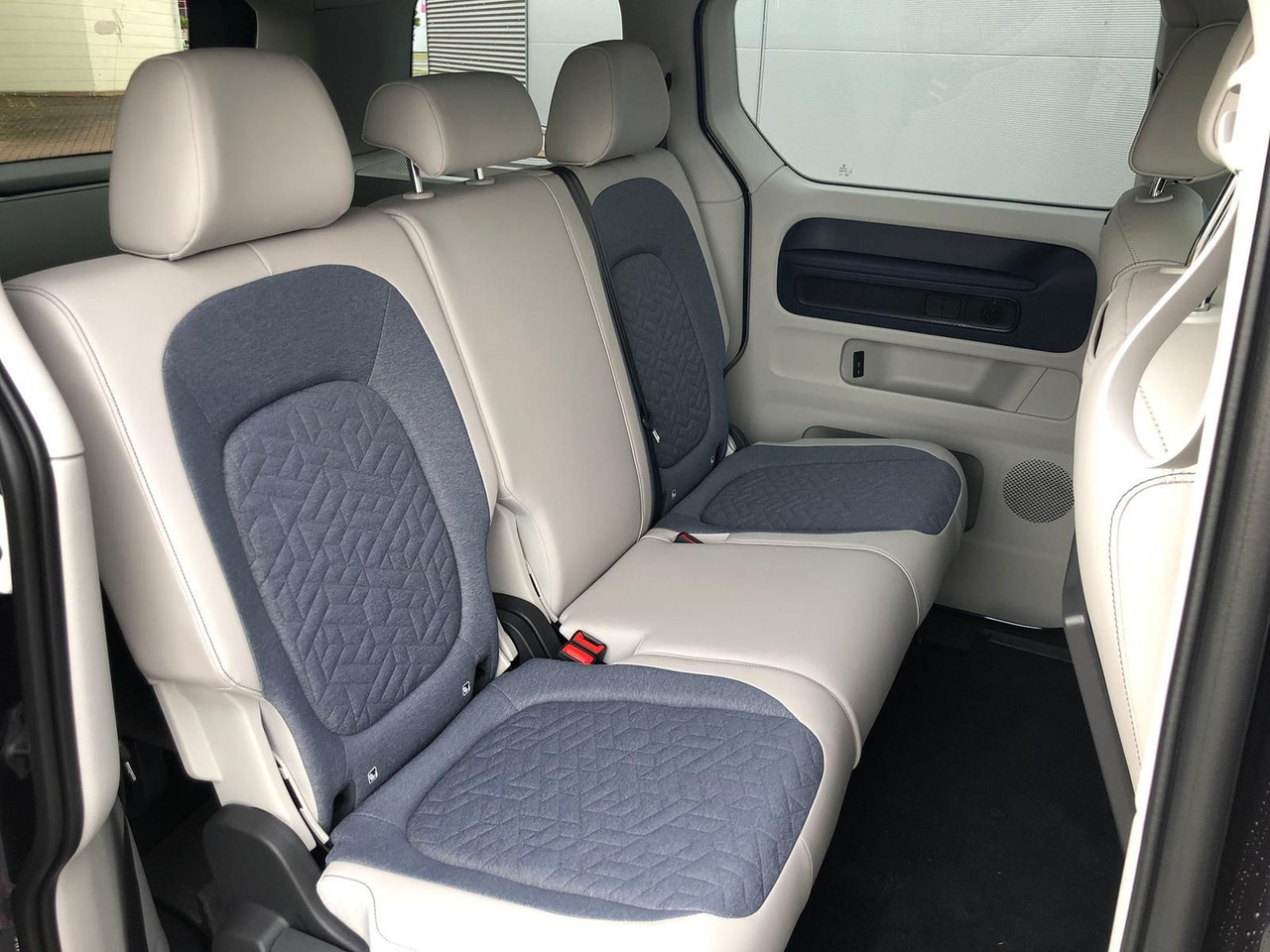 Mikroautobuss, Elektroautobuss Volkswagen ID. Buzz 150 kW Pro AHK ACC MATRIX LED KEYLESS: foto 16