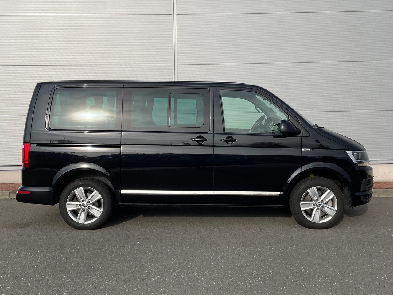 Volkswagen T6 Multivan Comfortline 4M AHK STANDHZ SITZH DAB - Pasažieru furgons: foto 5 Volkswagen T6 Multivan Comfortline 4M AHK STANDHZ SITZH DAB - Pasažieru furgons: foto 5
