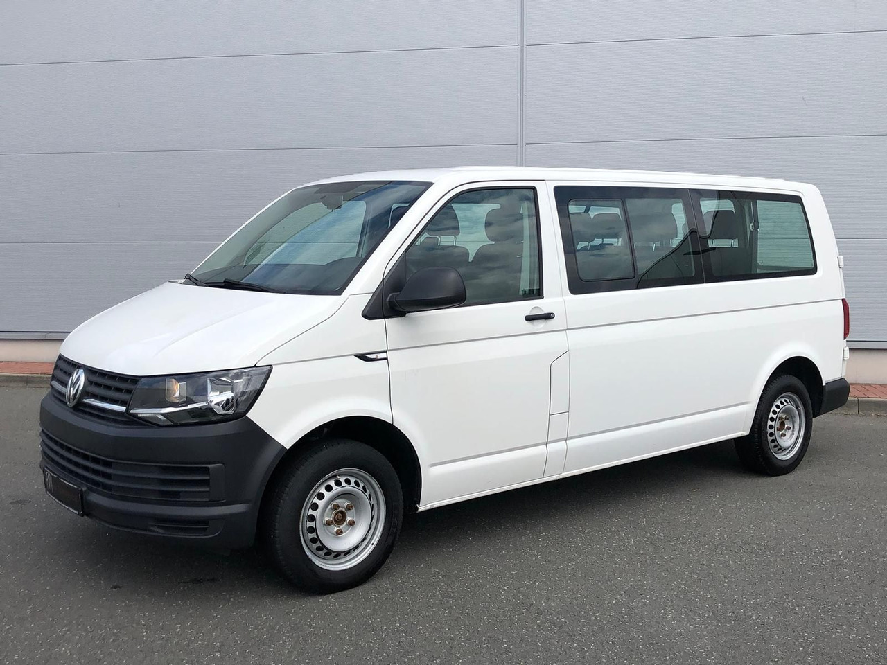 Volkswagen T6 Transporter 2.0 TDI Kombi lang 9-SITZE TEMP - Vieglā automašīna: foto 1 Volkswagen T6 Transporter 2.0 TDI Kombi lang 9-SITZE TEMP - Vieglā automašīna: foto 1