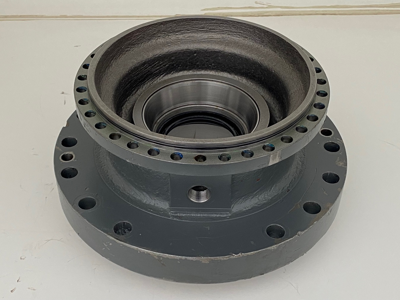 Liebherr Abtriebswellengehäuse ID-Nr.90015650 and Kegelrollenlager ID-Nr.761008503. - Pagrieziena reduktors - Kāpurķēžu ekskavators: foto 1 Liebherr Abtriebswellengehäuse ID-Nr.90015650 and Kegelrollenlager ID-Nr.761008503. - Pagrieziena reduktors - Kāpurķēžu ekskavators: foto 1