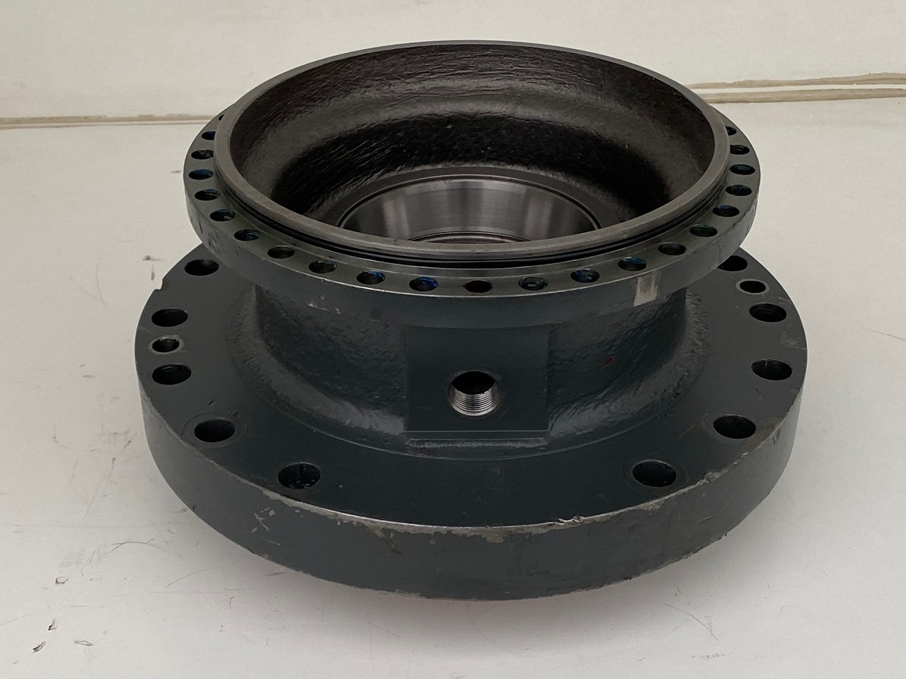 Liebherr Abtriebswellengehäuse ID-Nr.90015650 and Kegelrollenlager ID-Nr.761008503. - Pagrieziena reduktors - Kāpurķēžu ekskavators: foto 2 Liebherr Abtriebswellengehäuse ID-Nr.90015650 and Kegelrollenlager ID-Nr.761008503. - Pagrieziena reduktors - Kāpurķēžu ekskavators: foto 2