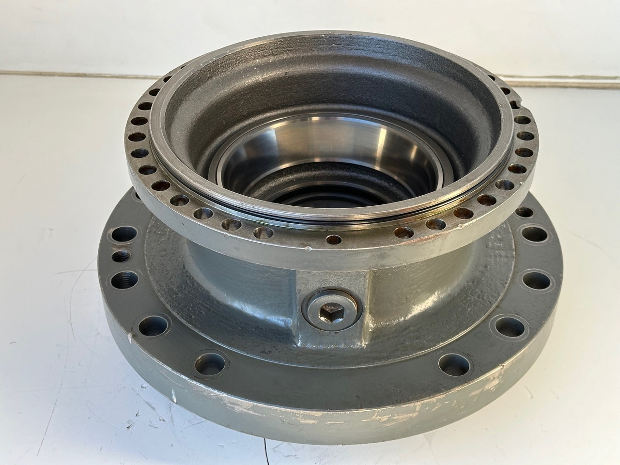 Liebherr Abtriebswellengehäuse ID-Nr.90208566 inkl. beiden Kegelrollenlager ID-Nr.10030908 - ID-Nr.761001903. LH40, LH50, R926, R928, R930. #90208566.137239# - Pagrieziena reduktors - Celtniecības tehnika: foto 3 Liebherr Abtriebswellengehäuse ID-Nr.90208566 inkl. beiden Kegelrollenlager ID-Nr.10030908 - ID-Nr.761001903. LH40, LH50, R926, R928, R930. #90208566.137239# - Pagrieziena reduktors - Celtniecības tehnika: foto 3