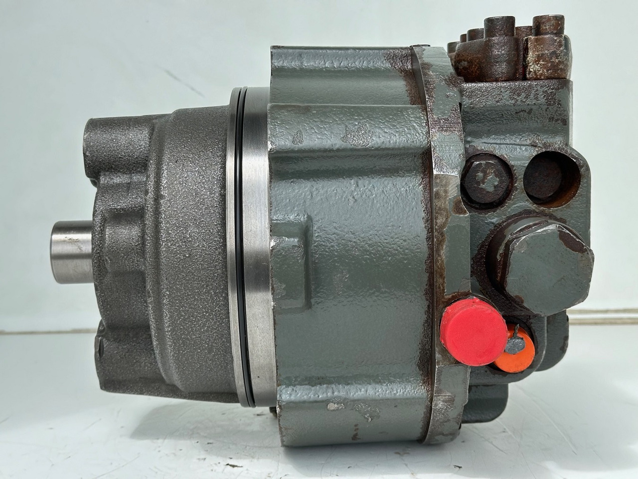 Liebherr Hydraulikeinbaumotor CMVE O 108. ID-Nr.10118562 - ID-Nr.10132610 - ID-Nr.10129048. LOS1916, LOS916, LOS926, R906, R916, R918, R920, R922, R924, R926COMP, R926, R936. #28314# - Hidrauliskais motors - Celtniecības tehnika: foto 4 Liebherr Hydraulikeinbaumotor CMVE O 108. ID-Nr.10118562 - ID-Nr.10132610 - ID-Nr.10129048. LOS1916, LOS916, LOS926, R906, R916, R918, R920, R922, R924, R926COMP, R926, R936. #28314# - Hidrauliskais motors - Celtniecības tehnika: foto 4