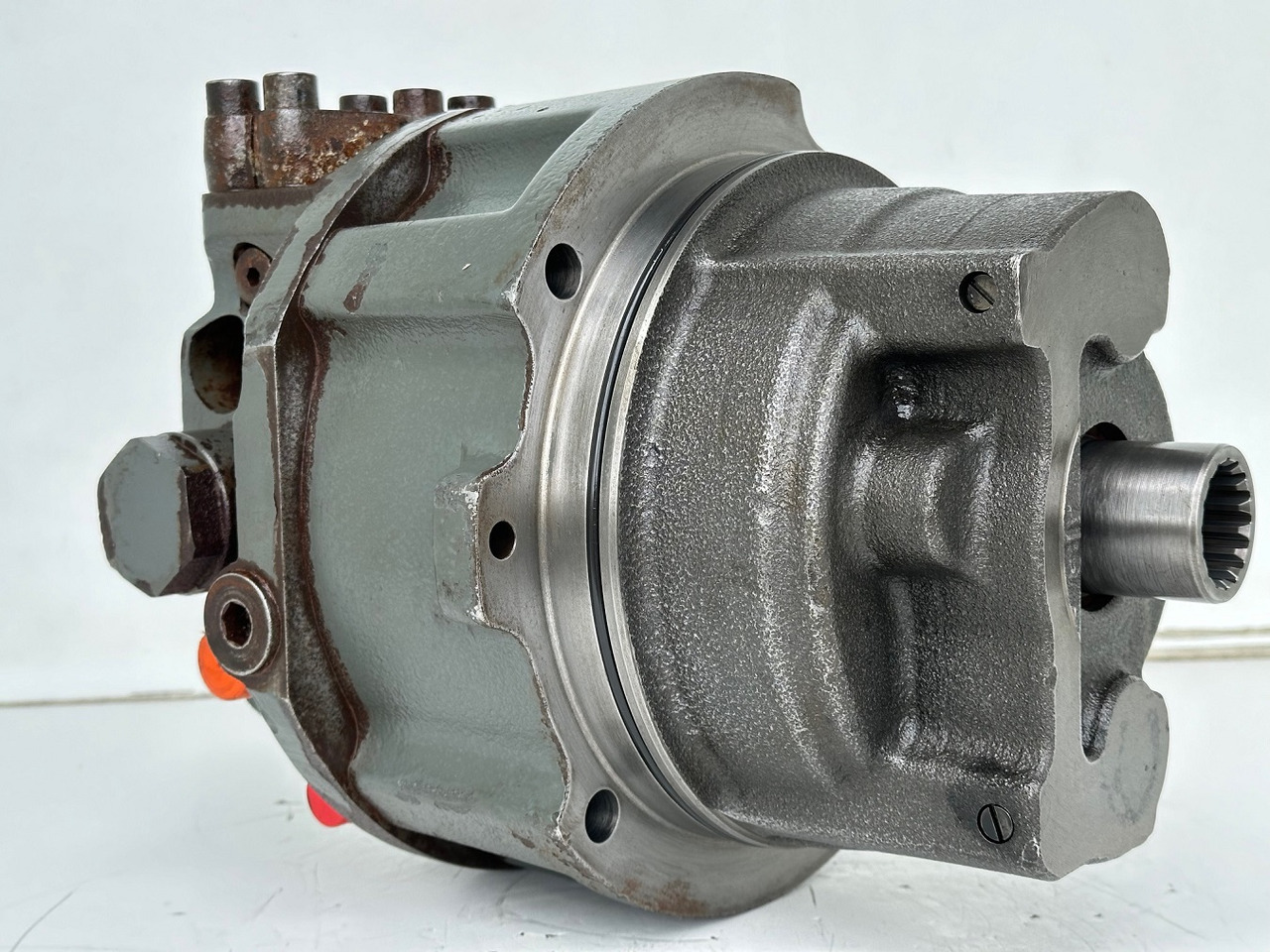Liebherr Hydraulikeinbaumotor CMVE O 108. ID-Nr.10118562 - ID-Nr.10132610 - ID-Nr.10129048. LOS1916, LOS916, LOS926, R906, R916, R918, R920, R922, R924, R926COMP, R926, R936. #28314# - Hidrauliskais motors - Celtniecības tehnika: foto 1 Liebherr Hydraulikeinbaumotor CMVE O 108. ID-Nr.10118562 - ID-Nr.10132610 - ID-Nr.10129048. LOS1916, LOS916, LOS926, R906, R916, R918, R920, R922, R924, R926COMP, R926, R936. #28314# - Hidrauliskais motors - Celtniecības tehnika: foto 1