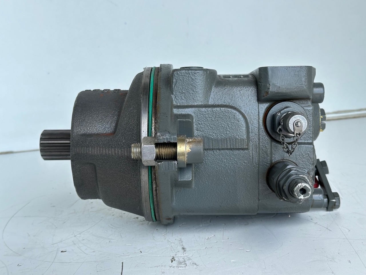 Liebherr Hydraulikeinbaumotor Typ:FMF058, ID-Nr.10122576 - ID-Nr.10145827 - ID-Nr.11371069. LOS1906, P924 COMP , R906, R906 PROTO, R916, R922, R924, R924 COMP, R926 COMP, R926 K LC. #39780# - Hidrauliskais motors - Ekskavators: foto 3 Liebherr Hydraulikeinbaumotor Typ:FMF058, ID-Nr.10122576 - ID-Nr.10145827 - ID-Nr.11371069. LOS1906, P924 COMP , R906, R906 PROTO, R916, R922, R924, R924 COMP, R926 COMP, R926 K LC. #39780# - Hidrauliskais motors - Ekskavators: foto 3
