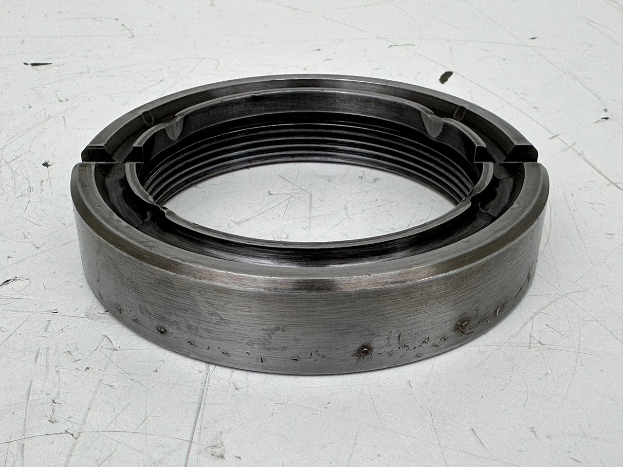 Liebherr Nutmutter ID-Nr.9441596 - ID-Nr.944159603. SAT200/277,SAT225/218,SAT225/200,SAT225/220,SAT225/228,SAT225/229,SAT225/230,SAT225/230,SAT225/240,SAT225/268,SAT250/278,SAT250A300.#944159603.GH# - Pagrieziena reduktors - Ekskavators: foto 2 Liebherr Nutmutter ID-Nr.9441596 - ID-Nr.944159603. SAT200/277,SAT225/218,SAT225/200,SAT225/220,SAT225/228,SAT225/229,SAT225/230,SAT225/230,SAT225/240,SAT225/268,SAT250/278,SAT250A300.#944159603.GH# - Pagrieziena reduktors - Ekskavators: foto 2