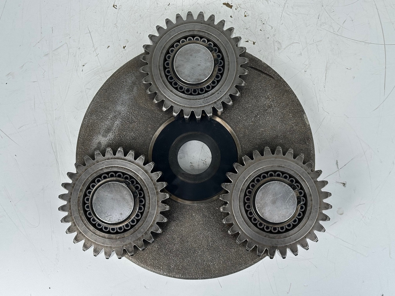 Liebherr Planetenträger ID-Nr.90024938 mit Planetenräder ID-Nr.90024939. FAT400P112 -FAT400P130 - FAT400P139. LO1936,LOS926,R926,R928,R930,R934,R936,R940,R944,R946,R950 T. #H1.6569.90024939# - Sānpārvads - Kāpurķēžu ekskavators: foto 3 Liebherr Planetenträger ID-Nr.90024938 mit Planetenräder ID-Nr.90024939. FAT400P112 -FAT400P130 - FAT400P139. LO1936,LOS926,R926,R928,R930,R934,R936,R940,R944,R946,R950 T. #H1.6569.90024939# - Sānpārvads - Kāpurķēžu ekskavators: foto 3