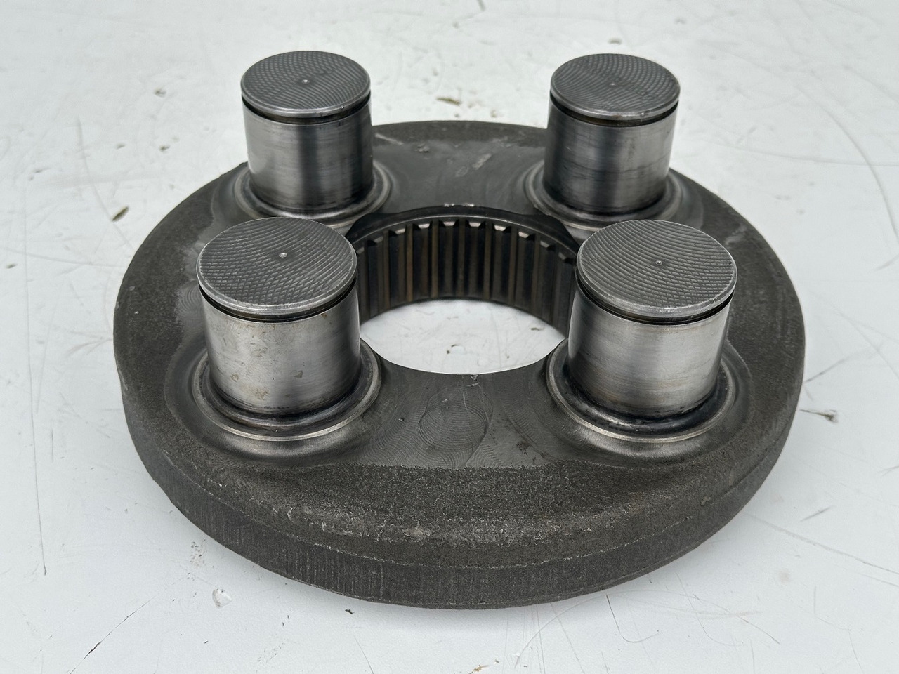 Liebherr Planetenträger ID-Nr.944306303 - ID-Nr.9443063. A924, A934, LH30, LH35, R906, R916, R922, R924, R926, R932, R934, R944. #944306303.16.05# - Pagrieziena reduktors - Celtniecības tehnika: foto 1 Liebherr Planetenträger ID-Nr.944306303 - ID-Nr.9443063. A924, A934, LH30, LH35, R906, R916, R922, R924, R926, R932, R934, R944. #944306303.16.05# - Pagrieziena reduktors - Celtniecības tehnika: foto 1