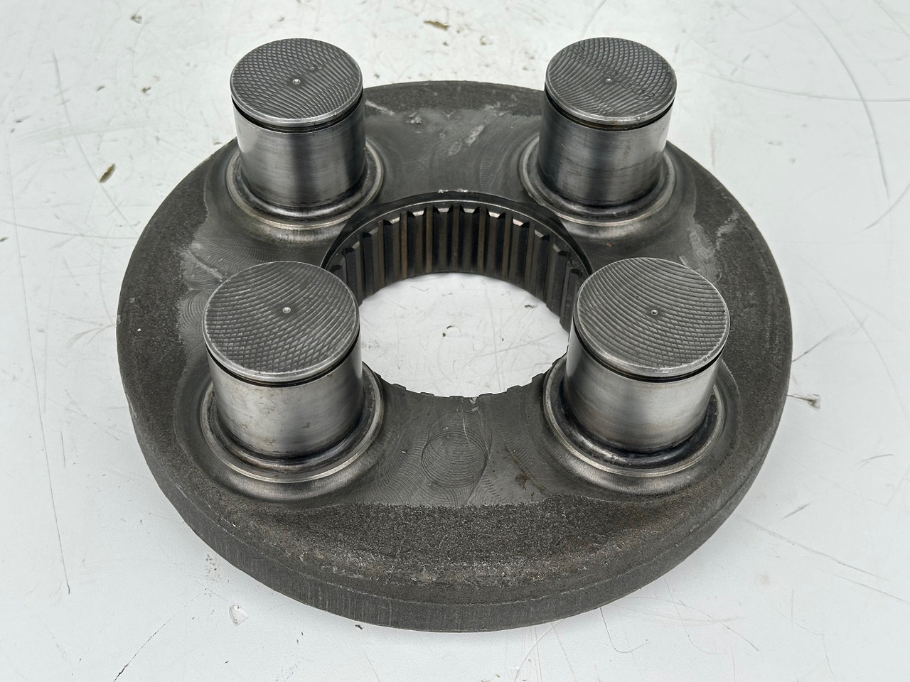 Liebherr Planetenträger ID-Nr.944306303 - ID-Nr.9443063. A924, A934, LH30, LH35, R906, R916, R922, R924, R926, R932, R934, R944. #944306303.16.05# - Pagrieziena reduktors - Celtniecības tehnika: foto 2 Liebherr Planetenträger ID-Nr.944306303 - ID-Nr.9443063. A924, A934, LH30, LH35, R906, R916, R922, R924, R926, R932, R934, R944. #944306303.16.05# - Pagrieziena reduktors - Celtniecības tehnika: foto 2