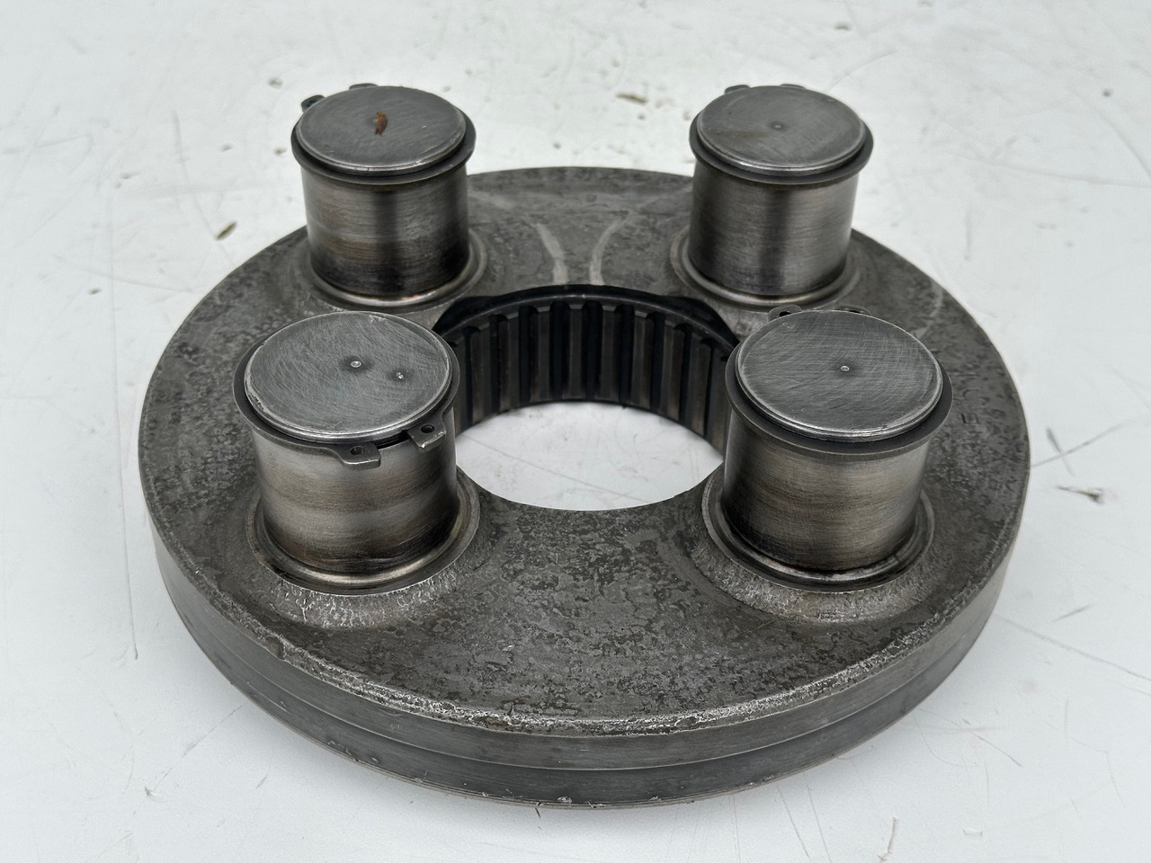 Liebherr Planetenträger ID-Nr.944306303 - ID-Nr.9443063. A924, A934, LH30, LH35, R906, R916, R922, R924, R926, R932, R934, R944. #944306303.E5.058# - Pagrieziena reduktors - Celtniecības tehnika: foto 1 Liebherr Planetenträger ID-Nr.944306303 - ID-Nr.9443063. A924, A934, LH30, LH35, R906, R916, R922, R924, R926, R932, R934, R944. #944306303.E5.058# - Pagrieziena reduktors - Celtniecības tehnika: foto 1