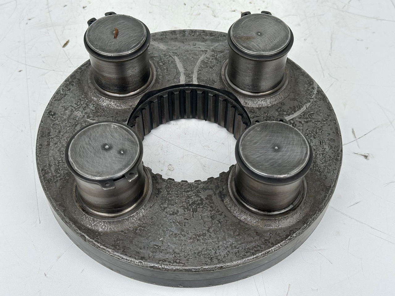 Liebherr Planetenträger ID-Nr.944306303 - ID-Nr.9443063. A924, A934, LH30, LH35, R906, R916, R922, R924, R926, R932, R934, R944. #944306303.E5.058# - Pagrieziena reduktors - Celtniecības tehnika: foto 2 Liebherr Planetenträger ID-Nr.944306303 - ID-Nr.9443063. A924, A934, LH30, LH35, R906, R916, R922, R924, R926, R932, R934, R944. #944306303.E5.058# - Pagrieziena reduktors - Celtniecības tehnika: foto 2