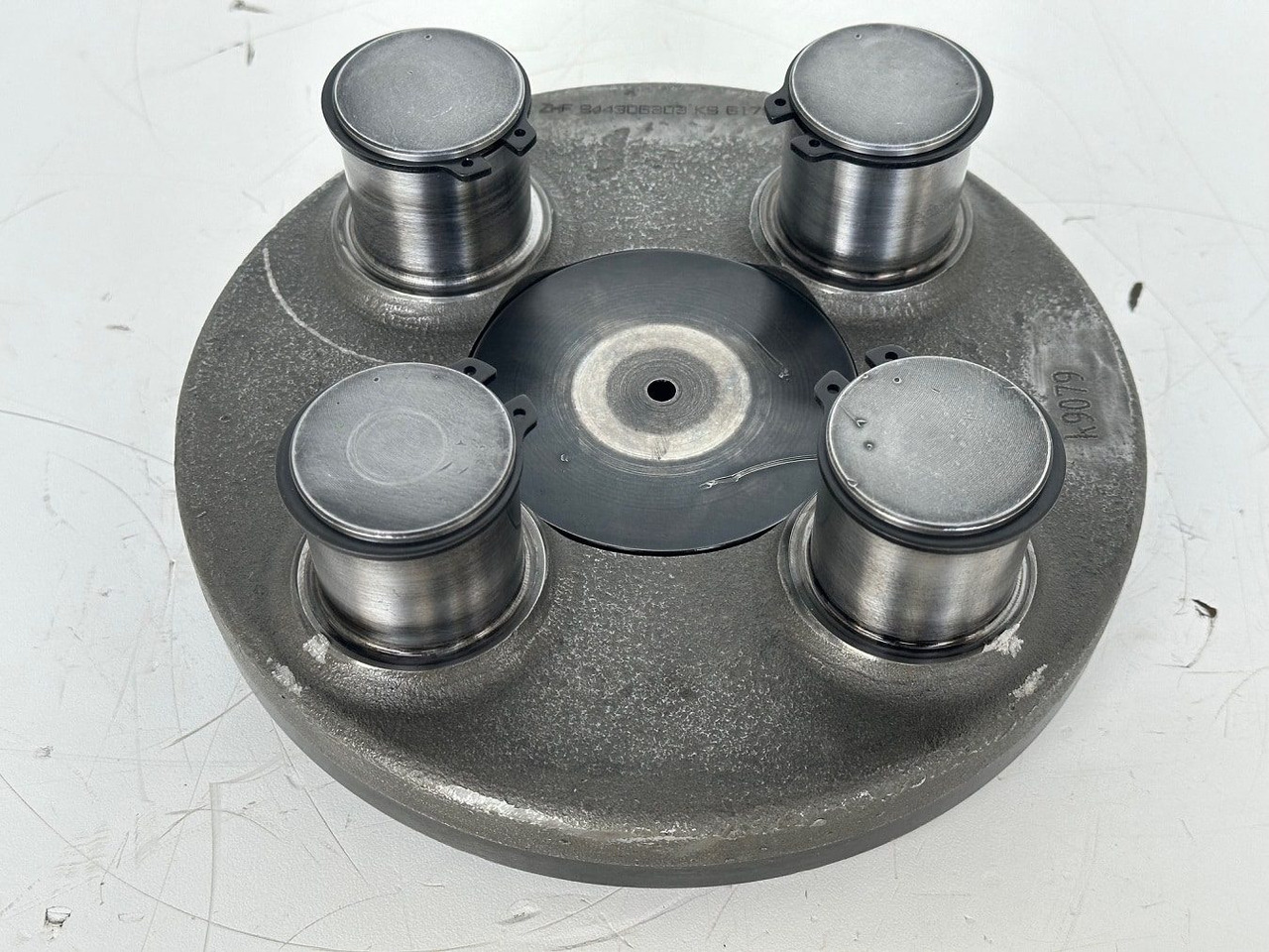 Liebherr Planetenträger ID-Nr.944306303 - ID-Nr.9443063. A924, A934, LH30, LH35, R906, R916, R922, R924, R926, R932, R934, R944. #k9079# - Pārnesumkārba - Celtniecības tehnika: foto 1 Liebherr Planetenträger ID-Nr.944306303 - ID-Nr.9443063. A924, A934, LH30, LH35, R906, R916, R922, R924, R926, R932, R934, R944. #k9079# - Pārnesumkārba - Celtniecības tehnika: foto 1