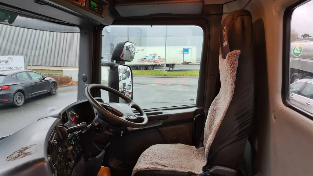 Interior photo 2: Šasija kravas automašīna Scania P 400 6x2  RECHTSLENKER(Nr. 5018)