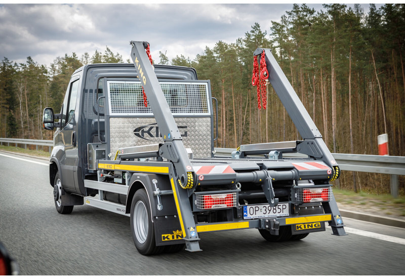 Iveco Daily 70C18 + KING Bramowiec / Skiploader / Absetzkipper - Būvgružu konteineru vedējs: foto 1 Iveco Daily 70C18 + KING Bramowiec / Skiploader / Absetzkipper - Būvgružu konteineru vedējs: foto 1