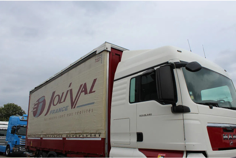 Kravas automašīna ar tentu MAN TGX 26.440 * EURO5 * 6X2 * LIFT AXLE *: foto 8
