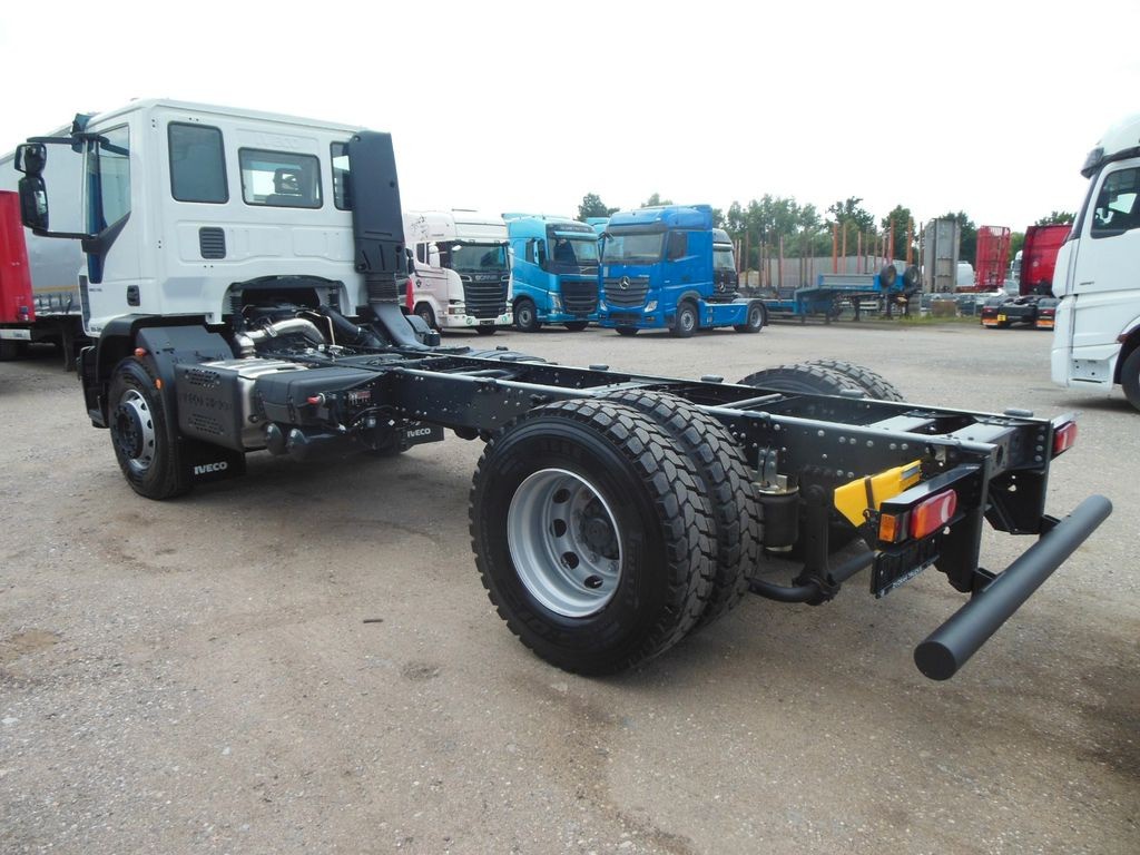 Iveco EUROCARGO ML 180E28/P, PTO - Šasija kravas automašīna: foto 4 Iveco EUROCARGO ML 180E28/P, PTO - Šasija kravas automašīna: foto 4