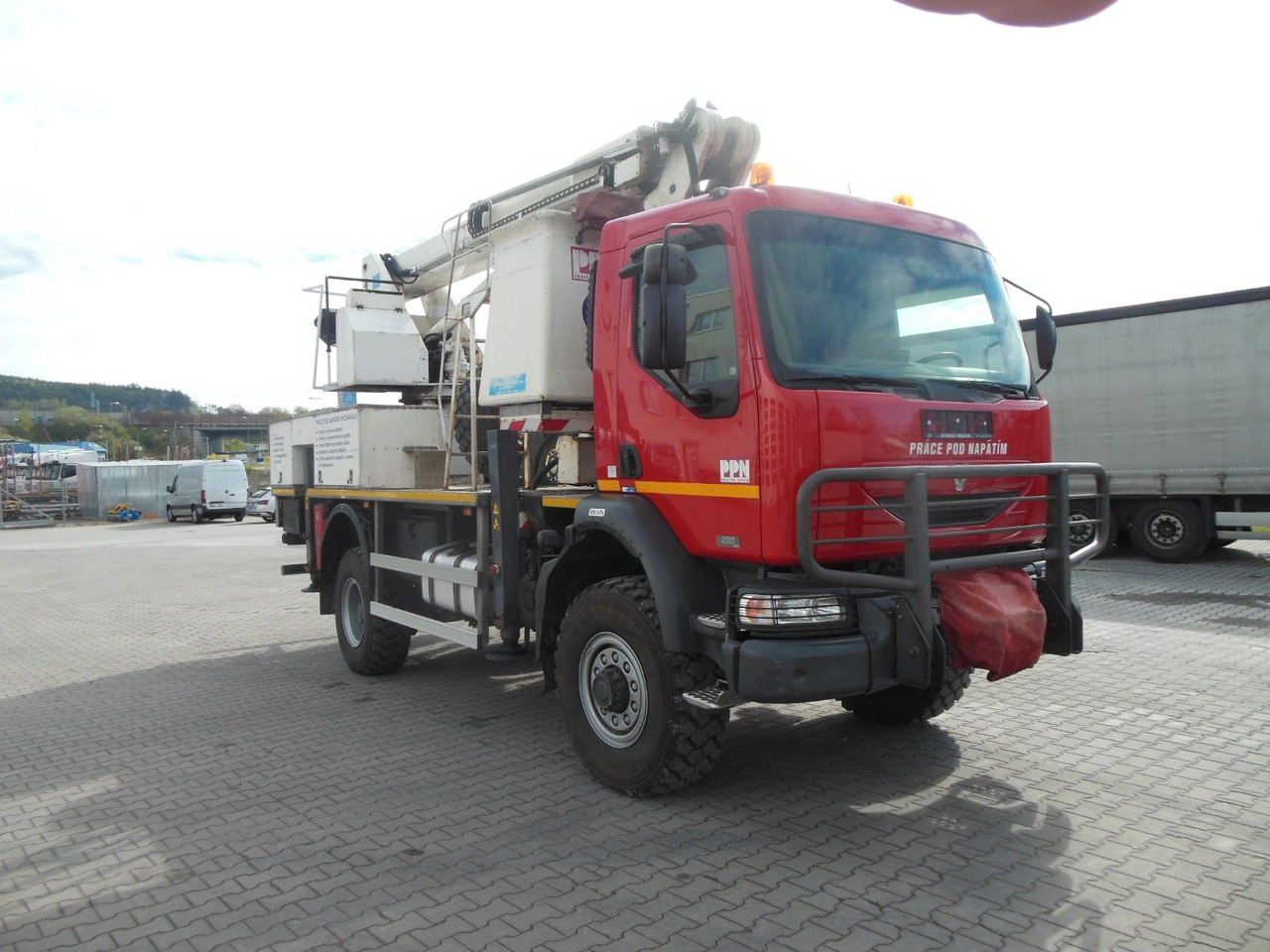 Renault MIDLUM 220.14,4X4,HUBARBEITBÜHNE 16,5M, ISOLIERT - Autopacēlājs: foto 4 Renault MIDLUM 220.14,4X4,HUBARBEITBÜHNE 16,5M, ISOLIERT - Autopacēlājs: foto 4