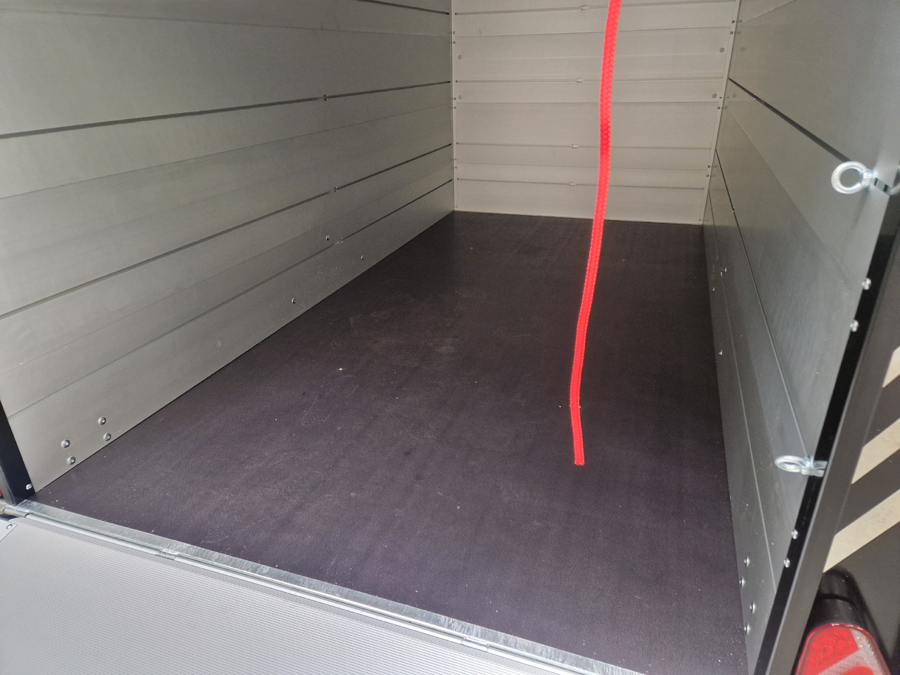 Motocikla piekabe ALUBOXX Deckelanhänger GTB 1500 VT3 Ultra Low 301x151x153cm LED black deal Modell 2025: foto 9