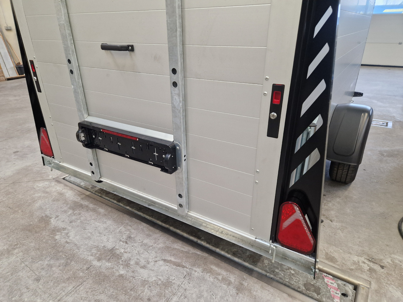 Motocikla piekabe ALUBOXX Deckelanhänger GTB 1500 VT3 Ultra Low 301x151x153cm LED black deal Modell 2025: foto 6