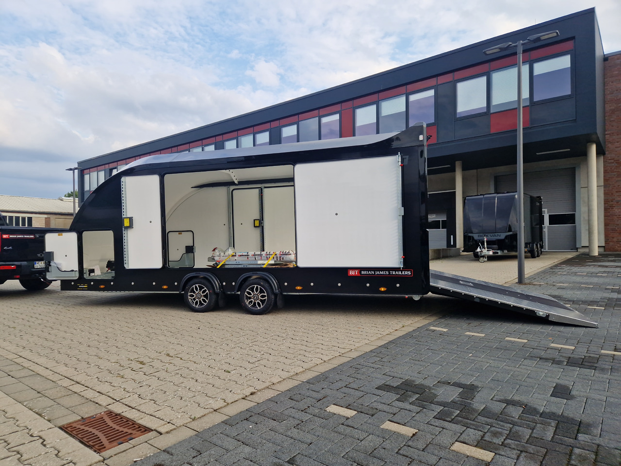 BJT Race Sport 550x210x188cm blackline E Winde Kamera 3500kg - Piekabe autovedējs: foto 2 BJT Race Sport 550x210x188cm blackline E Winde Kamera 3500kg - Piekabe autovedējs: foto 2