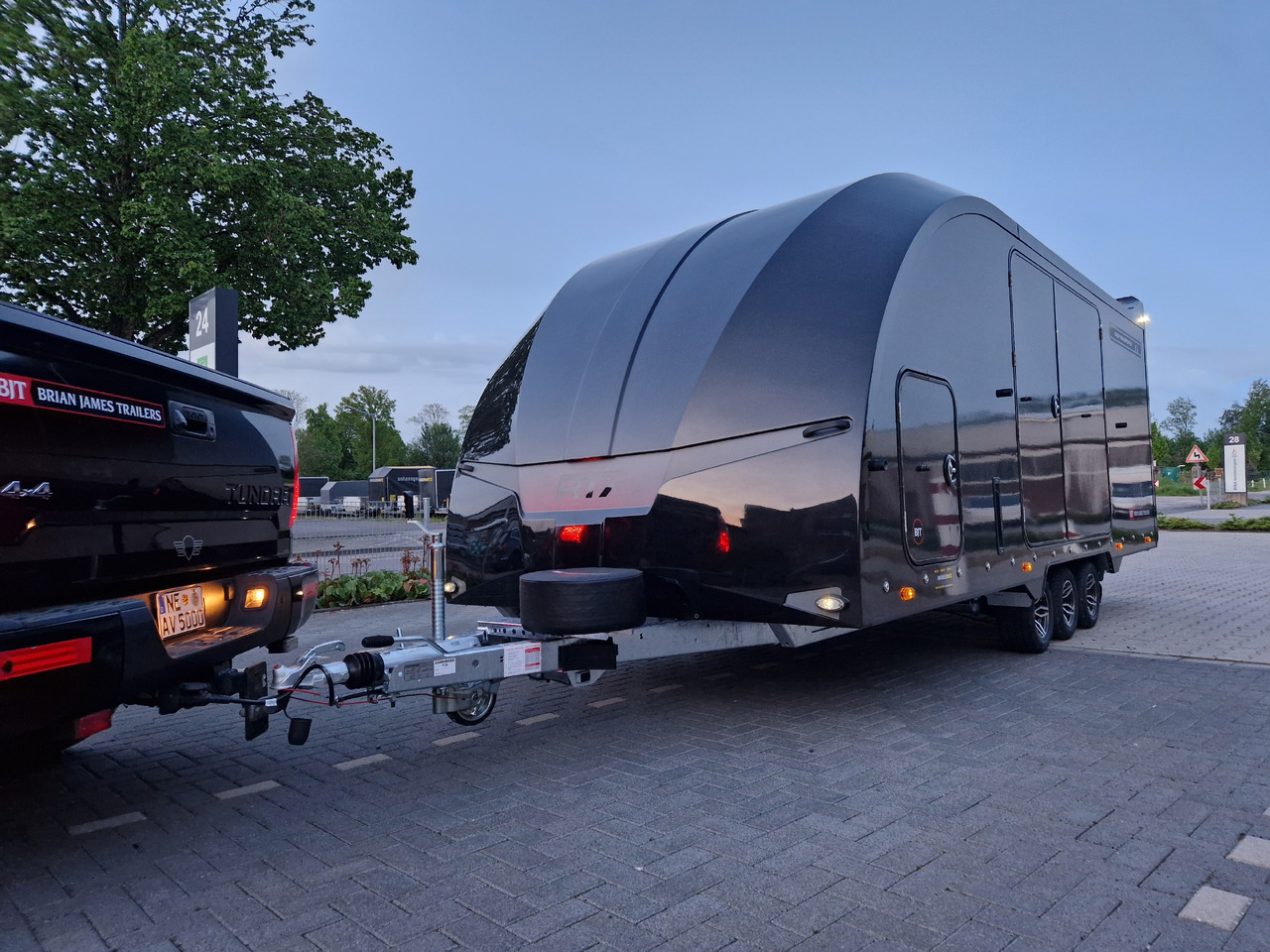 BJT Race Transporter 7 397-5521-35-3-10-B 550x210x189cm black Alufelgen Tridem 3500kg Aktion - Piekabe autovedējs: foto 1 BJT Race Transporter 7 397-5521-35-3-10-B 550x210x189cm black Alufelgen Tridem 3500kg Aktion - Piekabe autovedējs: foto 1