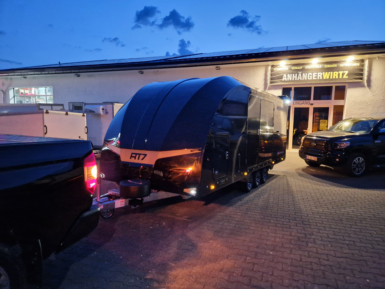 BJT Race Transporter 7 397-5521-35-3-10-B 550x210x189cm black Alufelgen Tridem 3500kg Aktion - Piekabe autovedējs: foto 2 BJT Race Transporter 7 397-5521-35-3-10-B 550x210x189cm black Alufelgen Tridem 3500kg Aktion - Piekabe autovedējs: foto 2