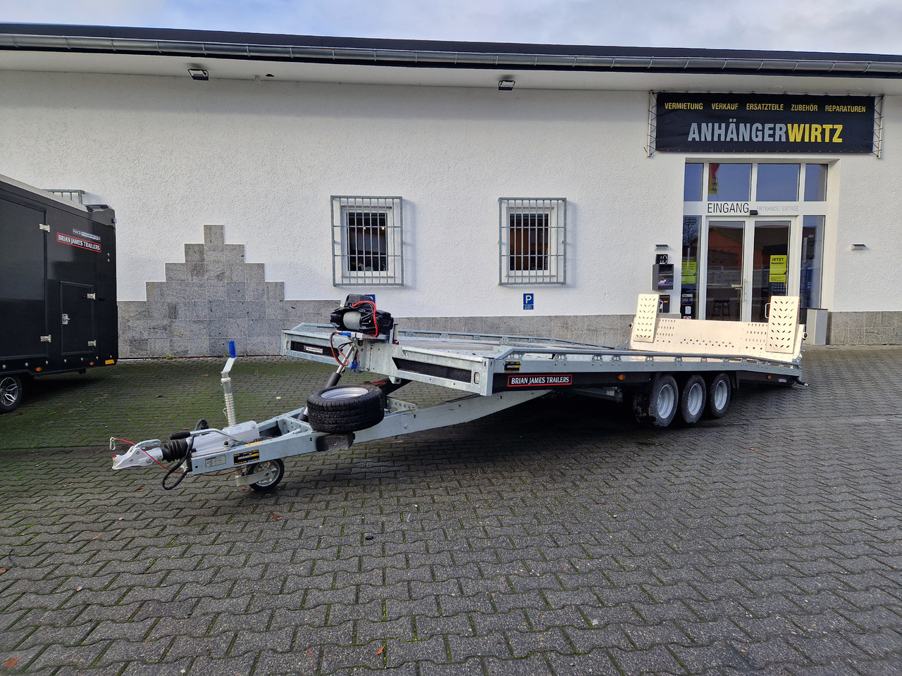 BJT T Transporter 231 550x224cm elektrisch ankippbar Komfort Paket Warn Winde LED 10" Tridem 3500kg - Celtniecības tehnikas piekabe: foto 1 BJT T Transporter 231 550x224cm elektrisch ankippbar Komfort Paket Warn Winde LED 10" Tridem 3500kg - Celtniecības tehnikas piekabe: foto 1
