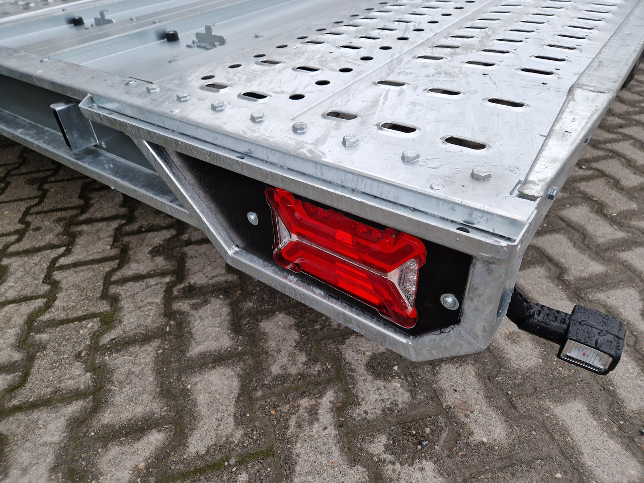 BJT T Transporter 231 550x224cm grau Tridem Alufelgen Auffahrrampen 180cm (XXL) 3500kg Aktion - Celtniecības tehnikas piekabe: foto 3 BJT T Transporter 231 550x224cm grau Tridem Alufelgen Auffahrrampen 180cm (XXL) 3500kg Aktion - Celtniecības tehnikas piekabe: foto 3