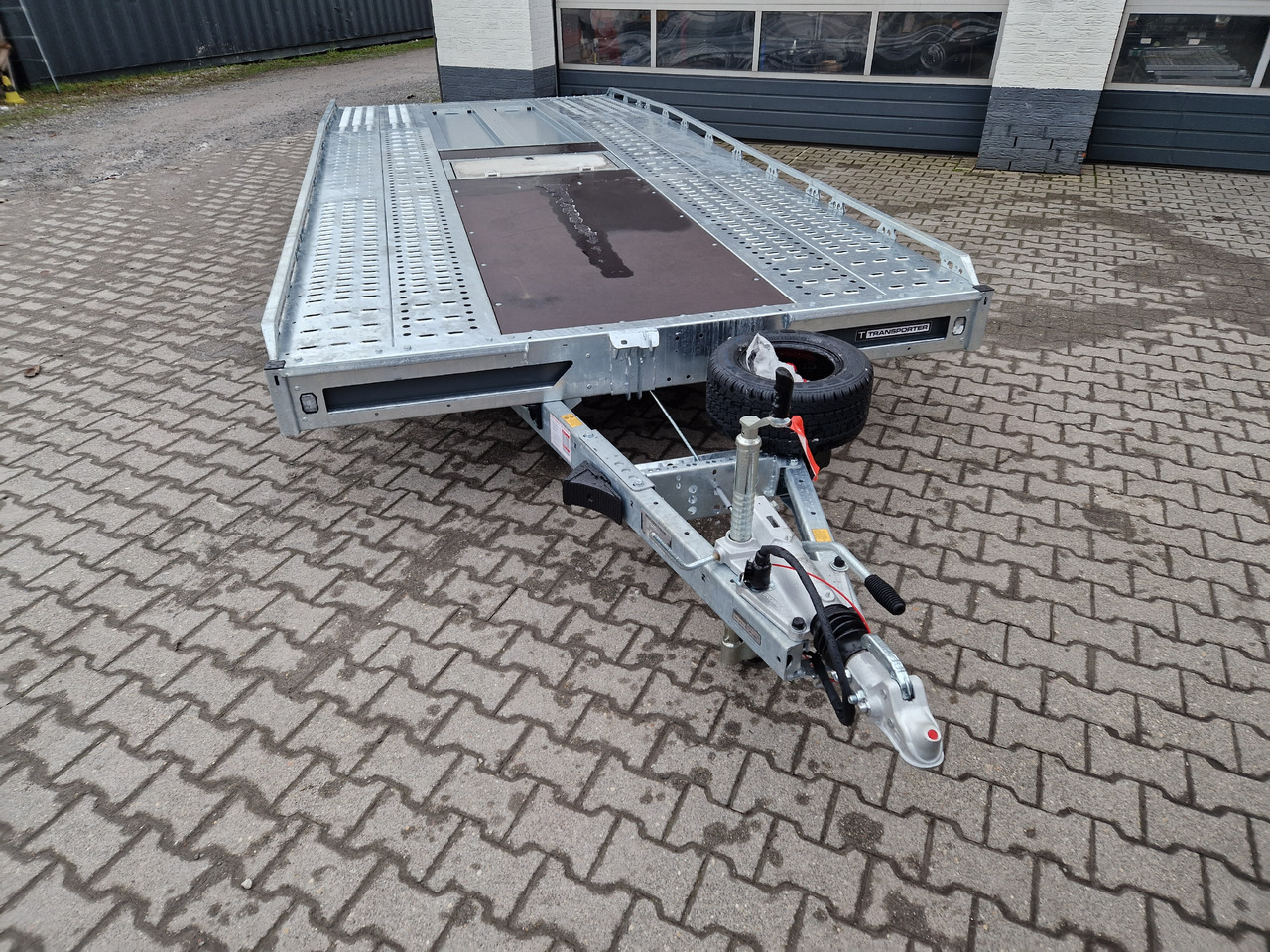 BJT T Transporter 231 550x224cm grau Tridem Alufelgen Auffahrrampen 180cm (XXL) 3500kg Aktion - Celtniecības tehnikas piekabe: foto 2 BJT T Transporter 231 550x224cm grau Tridem Alufelgen Auffahrrampen 180cm (XXL) 3500kg Aktion - Celtniecības tehnikas piekabe: foto 2