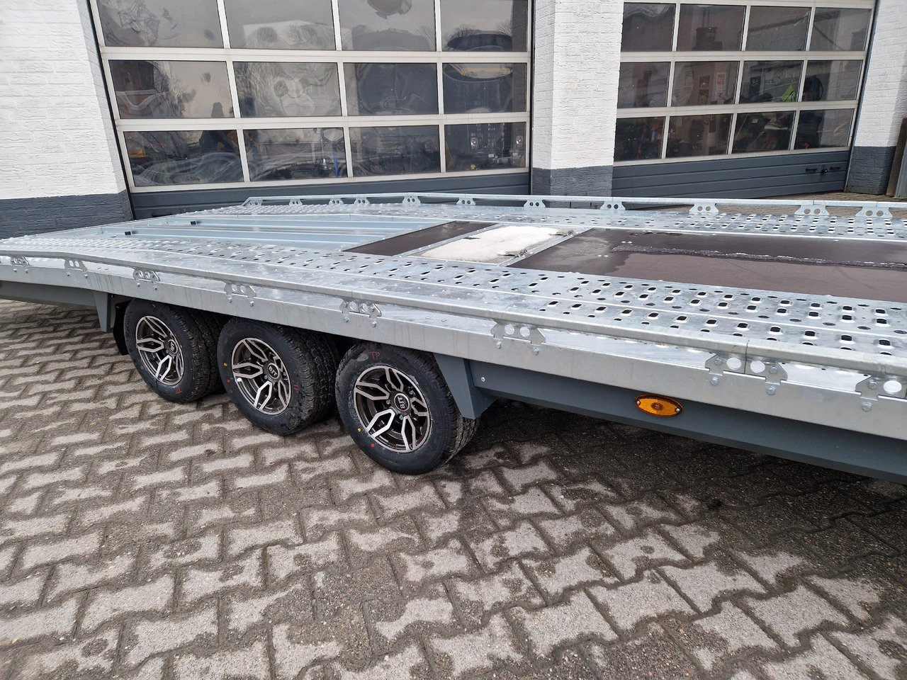 BJT T Transporter 231 550x224cm grau Tridem Alufelgen Auffahrrampen 180cm (XXL) 3500kg Aktion - Celtniecības tehnikas piekabe: foto 4 BJT T Transporter 231 550x224cm grau Tridem Alufelgen Auffahrrampen 180cm (XXL) 3500kg Aktion - Celtniecības tehnikas piekabe: foto 4