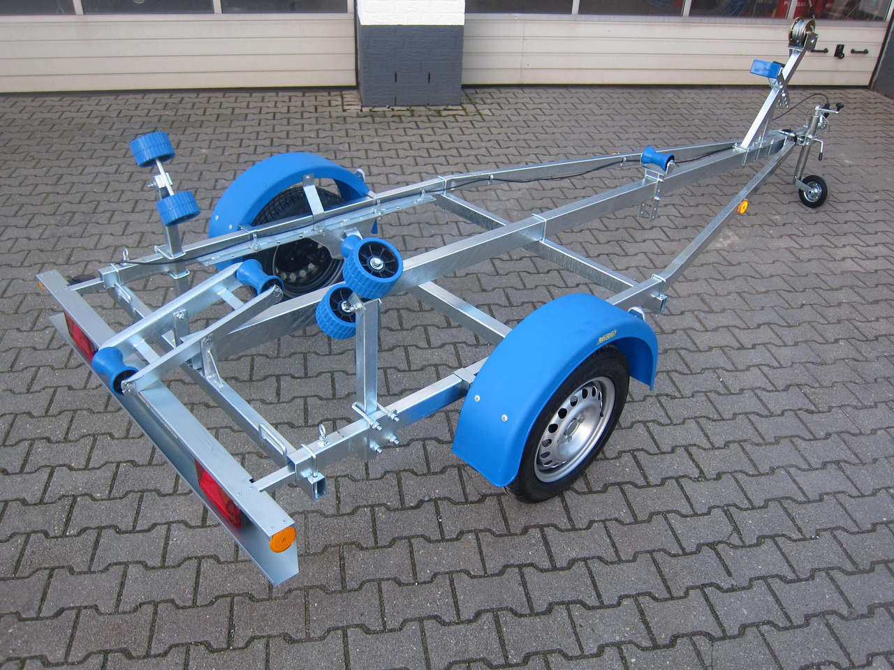 Bootsanhänger Boattrailer Neptun NAVY N7-17 Trailer 750kg mit Winde Winter Online Aktion - Laivu piekabe: foto 2 Bootsanhänger Boattrailer Neptun NAVY N7-17 Trailer 750kg mit Winde Winter Online Aktion - Laivu piekabe: foto 2