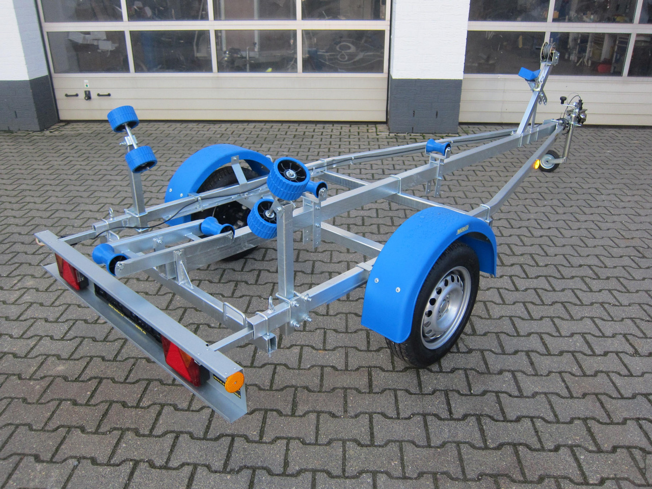 Bootsanhänger Boattrailer Neptun NAVY N7-17 Trailer 750kg mit Winde Winter Online Aktion - Laivu piekabe: foto 4 Bootsanhänger Boattrailer Neptun NAVY N7-17 Trailer 750kg mit Winde Winter Online Aktion - Laivu piekabe: foto 4