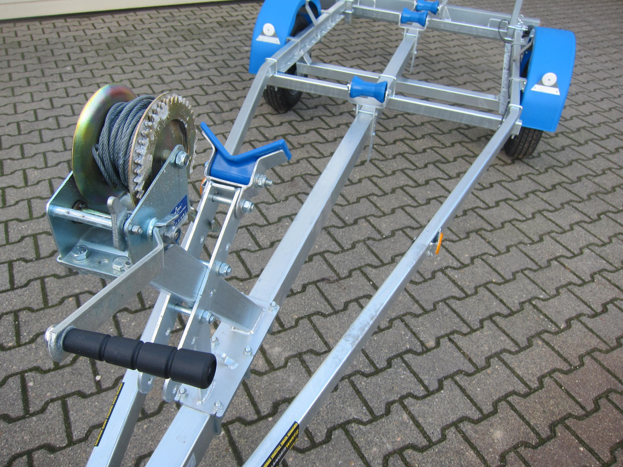 Bootsanhänger Boattrailer Neptun NAVY N7-17 Trailer 750kg mit Winde Winter Online Aktion - Laivu piekabe: foto 5 Bootsanhänger Boattrailer Neptun NAVY N7-17 Trailer 750kg mit Winde Winter Online Aktion - Laivu piekabe: foto 5