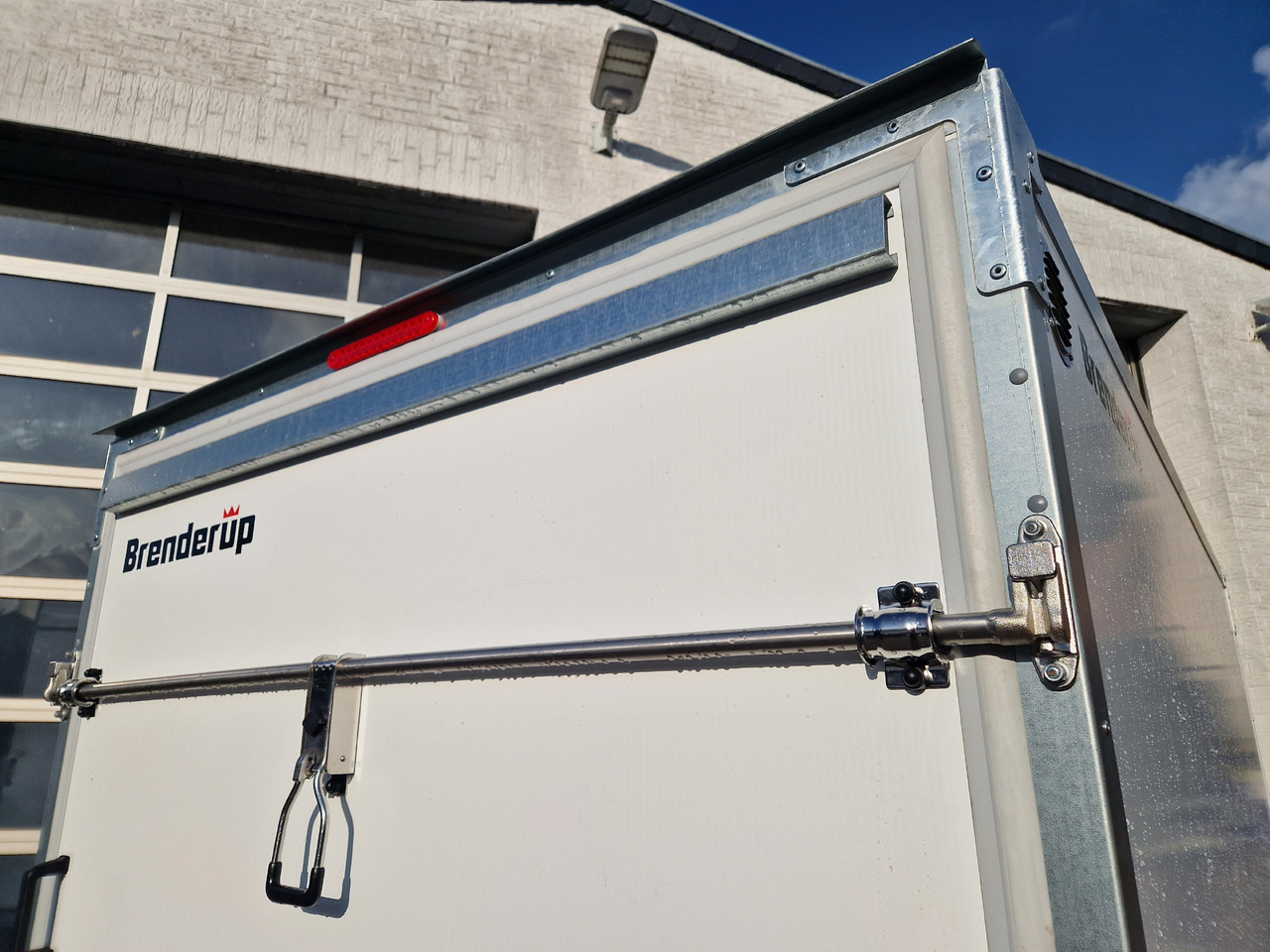 Piekabe slēgtā virsbūve Brenderup Cargo Dynamic CD260 B R 260x153x150cm niedrig Heckrampe Wabenwände (S) 1300kg: foto 12