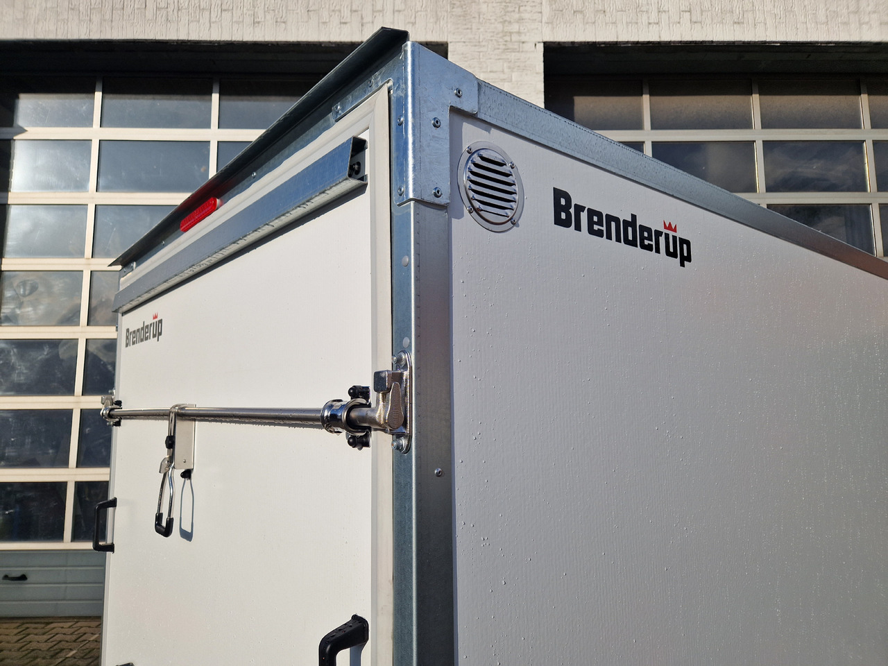Piekabe slēgtā virsbūve Brenderup Cargo Dynamic CD260 B R 260x153x150cm niedrig Heckrampe Wabenwände (S) 1300kg: foto 9