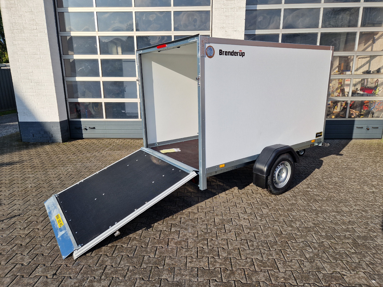 Brenderup Cargo Dynamic CD260 B R 260x153x150cm niedrig Heckrampe Wabenwände (S) 1300kg - Piekabe slēgtā virsbūve: foto 1 Brenderup Cargo Dynamic CD260 B R 260x153x150cm niedrig Heckrampe Wabenwände (S) 1300kg - Piekabe slēgtā virsbūve: foto 1