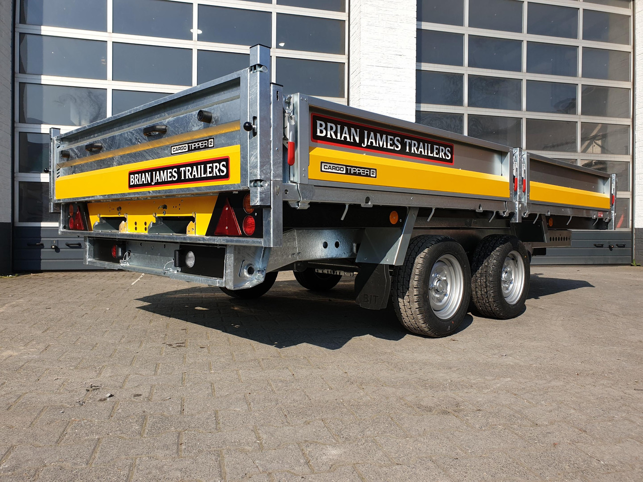 Brian James Trailer CarGO Tipper 2 elektrisch 360x195x30cm Pendelklappe Tandem niedrig 12" 3500kg os - Piekabe pašizgāzējs: foto 4 Brian James Trailer CarGO Tipper 2 elektrisch 360x195x30cm Pendelklappe Tandem niedrig 12" 3500kg os - Piekabe pašizgāzējs: foto 4