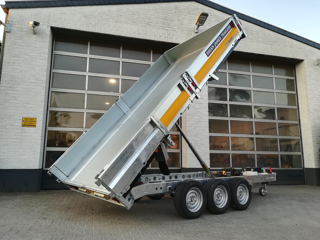 Brian James Trailer CarGO Tipper 2 elektrisch 360x195x30cm Stahlbordwände Pendel 12" Tridem 3,5t on - Piekabe pašizgāzējs: foto 1 Brian James Trailer CarGO Tipper 2 elektrisch 360x195x30cm Stahlbordwände Pendel 12" Tridem 3,5t on - Piekabe pašizgāzējs: foto 1