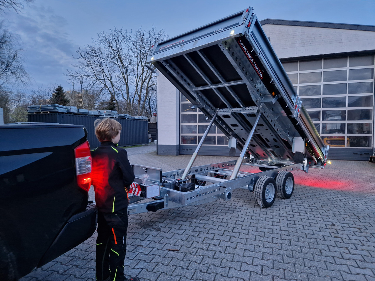Brian James Trailer CarGO Tipper 400x200x30cm elektro Pendelklappe blackline LED 3500kg Tandem - Piekabe pašizgāzējs: foto 2 Brian James Trailer CarGO Tipper 400x200x30cm elektro Pendelklappe blackline LED 3500kg Tandem - Piekabe pašizgāzējs: foto 2