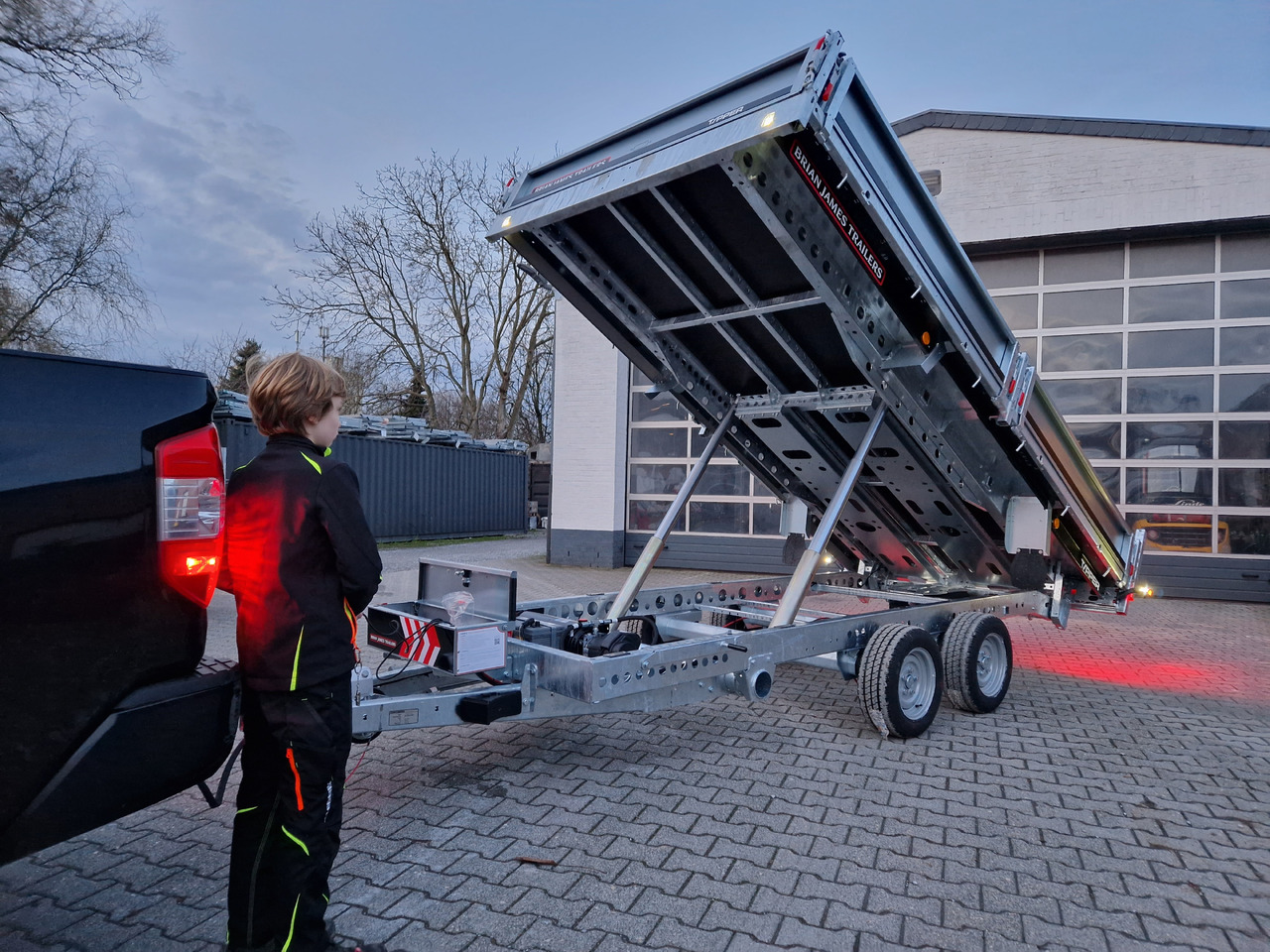 Brian James Trailer CarGO Tipper 400x200x30cm elektro Pendelklappe blackline LED 3500kg Tandem - Piekabe pašizgāzējs: foto 1 Brian James Trailer CarGO Tipper 400x200x30cm elektro Pendelklappe blackline LED 3500kg Tandem - Piekabe pašizgāzējs: foto 1