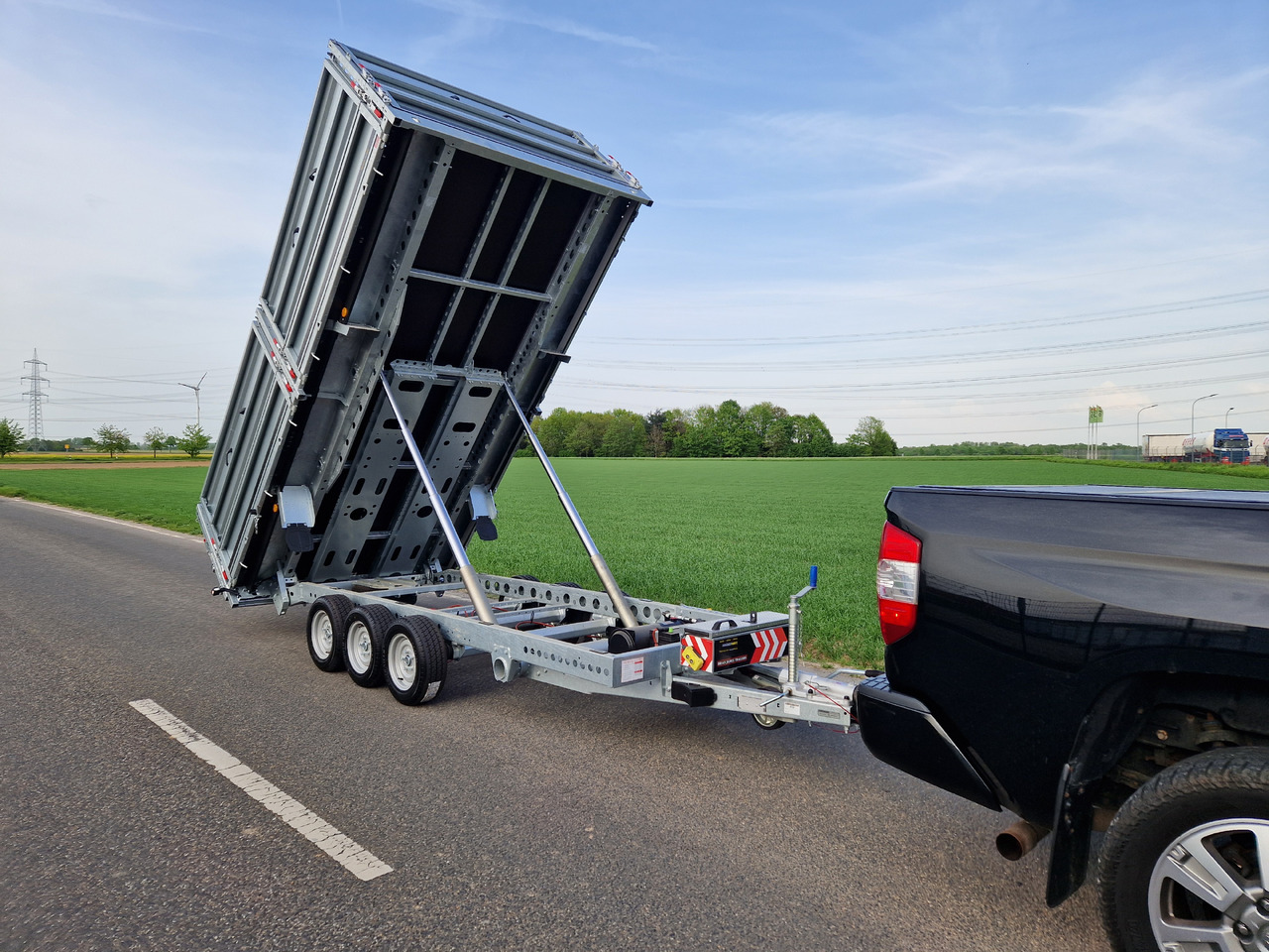 Brian James Trailer Tipper 400x200x100cm Aufsatz elektro blackline LED Tridem 3500kg Modell 24 - Piekabe pašizgāzējs: foto 4 Brian James Trailer Tipper 400x200x100cm Aufsatz elektro blackline LED Tridem 3500kg Modell 24 - Piekabe pašizgāzējs: foto 4