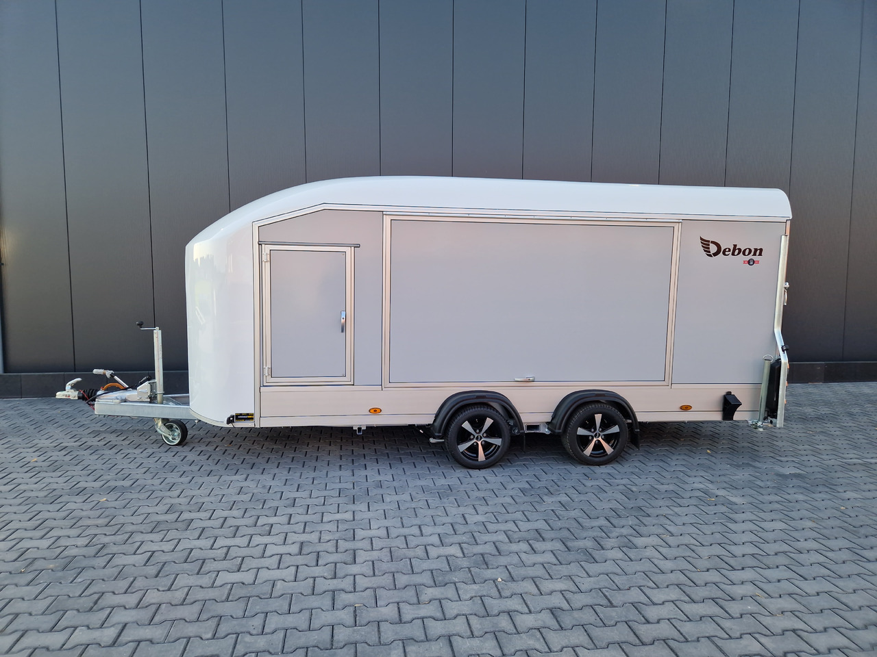 Cargo Roadster 1000 480x200x206cm Poly weiß Premium Pullman 3500kg 100km/H - Piekabe slēgtā virsbūve: foto 4 Cargo Roadster 1000 480x200x206cm Poly weiß Premium Pullman 3500kg 100km/H - Piekabe slēgtā virsbūve: foto 4
