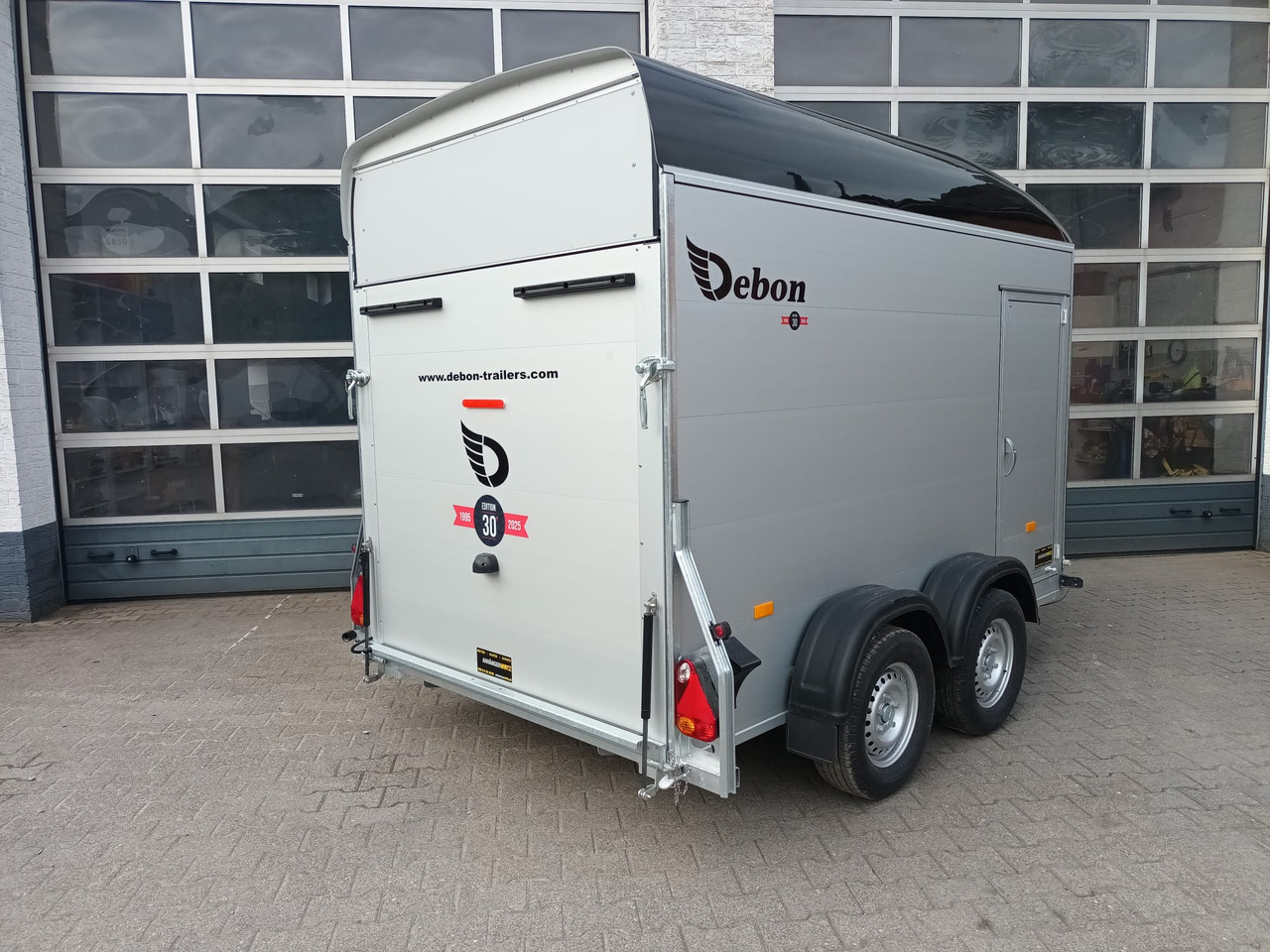 Piekabe slēgtā virsbūve Cargo Roadster 500 312x167x199cm Alu Poly black Seitentür 100km/H Pullman 2000kg Sommer Aktion 2025: foto 8