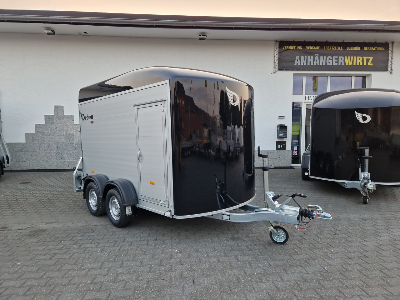Cargo Roadster 500 312x167x199cm Alu Poly black Seitentür 100km/H Pullman 2000kg Sommer Aktion 2025 - Piekabe slēgtā virsbūve: foto 4 Cargo Roadster 500 312x167x199cm Alu Poly black Seitentür 100km/H Pullman 2000kg Sommer Aktion 2025 - Piekabe slēgtā virsbūve: foto 4