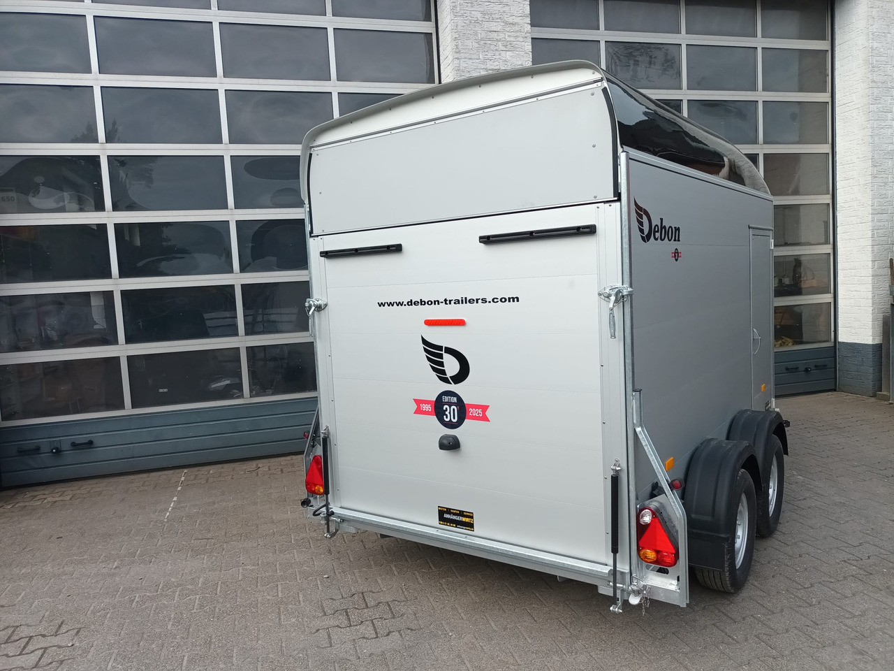 Piekabe slēgtā virsbūve Cargo Roadster 500 312x167x199cm Alu Poly black Seitentür 100km/H Pullman 2000kg Sommer Aktion 2025: foto 13