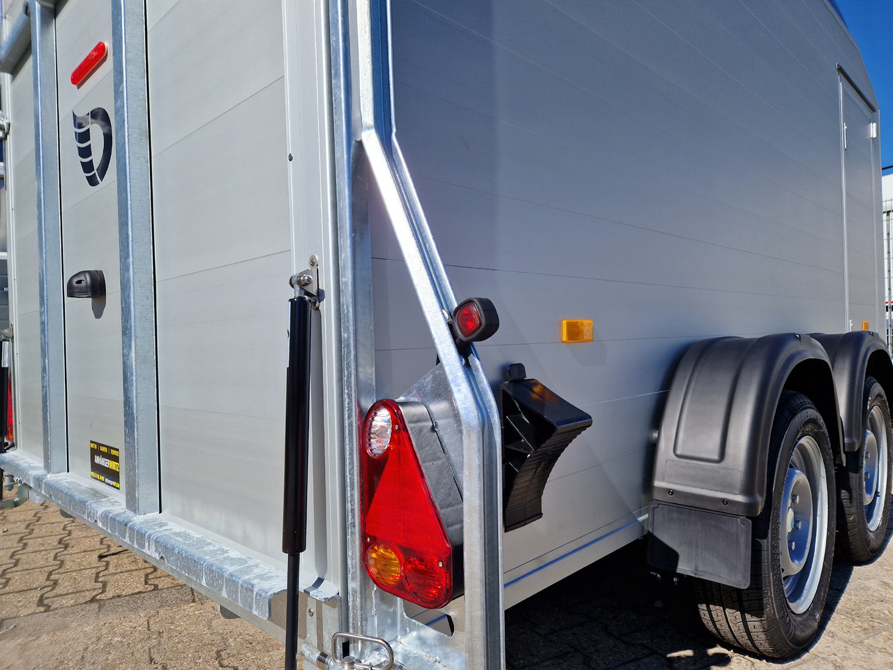 Cargo Roadster 700 plus 375x180x200cm Alu Poly kingblue Seitentür Pullman 2600kg 100km/H Aktion - Piekabe slēgtā virsbūve: foto 5 Cargo Roadster 700 plus 375x180x200cm Alu Poly kingblue Seitentür Pullman 2600kg 100km/H Aktion - Piekabe slēgtā virsbūve: foto 5