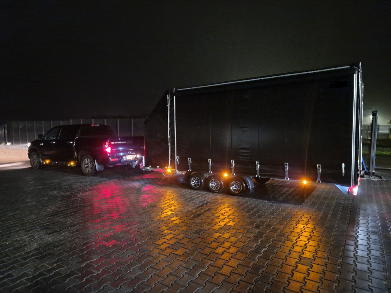 Cartrailer Mototent Silverstone Light Alu 520x210x200cm blackline Tridem 10" (XXL) 3500kg - Piekabe autovedējs: foto 4 Cartrailer Mototent Silverstone Light Alu 520x210x200cm blackline Tridem 10" (XXL) 3500kg - Piekabe autovedējs: foto 4