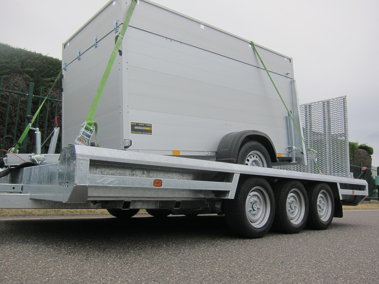 HULCO TERRAX Aluboden 394x180x27cm Heckrampe 150cm Tridem (XL) 3500kg - Celtniecības tehnikas piekabe: foto 5 HULCO TERRAX Aluboden 394x180x27cm Heckrampe 150cm Tridem (XL) 3500kg - Celtniecības tehnikas piekabe: foto 5