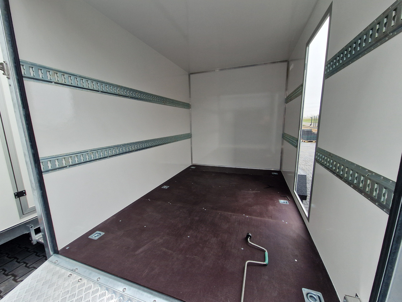 Koffer Sport Camp TFS 550.01 550x200x210cm Laderaum ST & Wohnabteil 2700kg - Dzīvojamais treileris: foto 5 Koffer Sport Camp TFS 550.01 550x200x210cm Laderaum ST & Wohnabteil 2700kg - Dzīvojamais treileris: foto 5