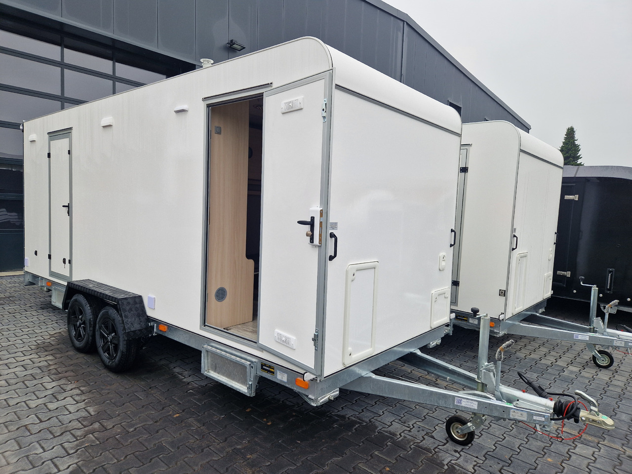 Koffer Sport Camp TFS 550.01 550x200x210cm Laderaum ST & Wohnabteil 2700kg - Dzīvojamais treileris: foto 1 Koffer Sport Camp TFS 550.01 550x200x210cm Laderaum ST & Wohnabteil 2700kg - Dzīvojamais treileris: foto 1